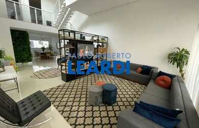 Imagem: A casa possui 4 Dormitórios, 5 Banheiros, 5 Vagas na garagem