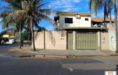 Imagem: A casa possui 3 Dormitórios, 3 Banheiros, 3 Vagas na garagem