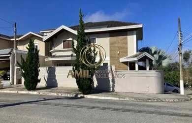 Imagem: A casa possui 4 Dormitórios, 4 Banheiros, 2 Vagas na garagem