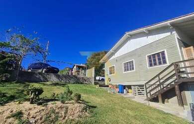 Imagem: A casa possui 2 Dormitórios, 2 Banheiros, 2 Vagas na garagem