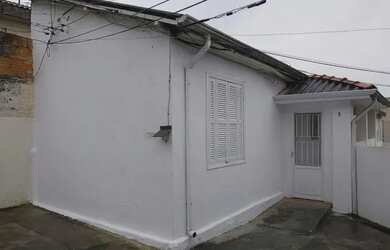 Imagem: A casa possui 3 Dormitórios, 1 Banheiro, 2 Vagas na garagem