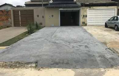 Imagem: A casa possui 3 Dormitórios, 2 Banheiros, 2 Vagas na garagem