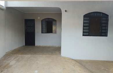 Imagem: A casa possui 3 Dormitórios, 1 Banheiro, 2 Vagas na garagem