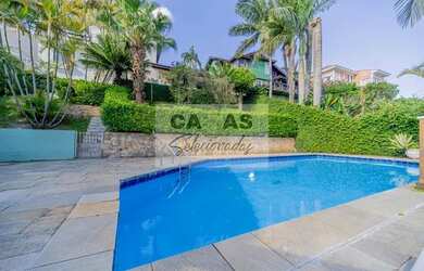 Imagem: A casa em condomínio possui 4 Dormitórios, 4 Banheiros, 2