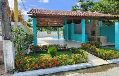 Imagem: A casa possui 3 Dormitórios, 2 Banheiros, 2 Vagas na garagem