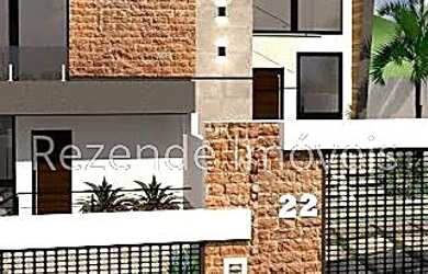 Imagem: A casa possui 3 Dormitórios, 2 Banheiros, 2 Vagas na garagem