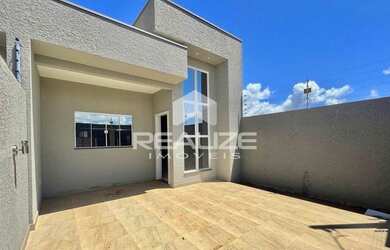 Imagem: A casa possui 2 Dormitórios, 2 Banheiros, 2 Vagas na garagem