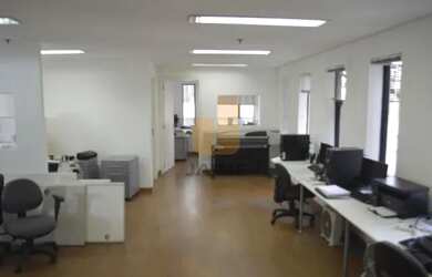 Imagem: O depósito possui 2 Vagas na garagem, 44m² de Área e está