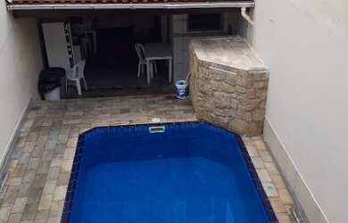 Imagem: A casa possui 3 Dormitórios, 3 Vagas na garagem e Churrasqueira