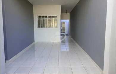 Imagem: A casa possui 5 Dormitórios, 2 Banheiros, 5 Vagas na garagem