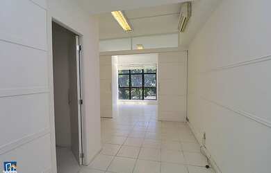 Imagem: O depósito possui 1 Vaga na garagem, 32m² de Área e está