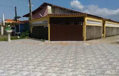 Imagem: A casa possui 2 Dormitórios, 5 Vagas na garagem e está localizado