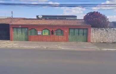 Imagem: A casa possui 5 Dormitórios, 5 Banheiros, 5 Vagas na garagem