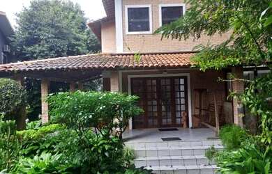 Imagem: A casa possui 4 Dormitórios, 4 Banheiros, 5 Vagas na garagem