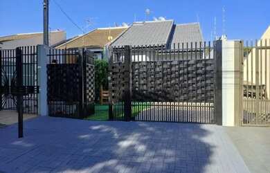 Imagem: A casa possui 3 Dormitórios, 3 Banheiros, 2 Vagas na garagem