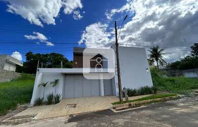 Imagem: A casa possui 3 Dormitórios, 4 Banheiros, 2 Vagas na garagem