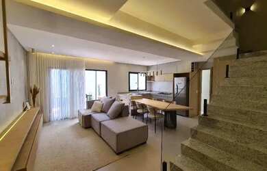 Imagem: A casa possui 3 Dormitórios, 2 Banheiros, 2 Vagas na garagem