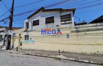 Imagem: A casa possui 4 Dormitórios, 3 Banheiros, 303m² de Área e