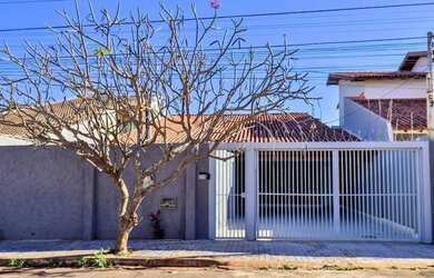 Imagem: A casa possui 3 Dormitórios, 4 Banheiros, 4 Vagas na garagem