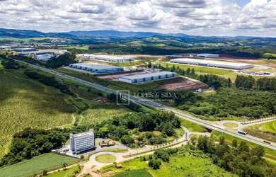 Imagem: O depósito possui 5 Vagas na garagem, 2450-0m² de Área e