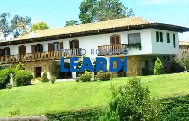 Imagem: A casa possui 5 Dormitórios, 5 Banheiros, 4 Vagas na garagem