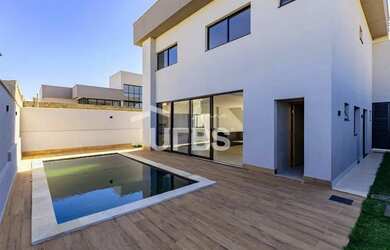 Imagem: A casa possui 4 Dormitórios, 5 Banheiros, 4 Vagas na garagem