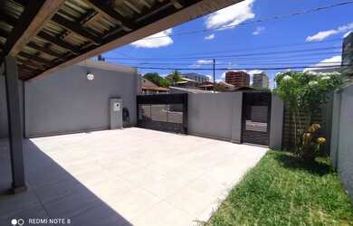 Imagem: A casa possui 4 Dormitórios, 5 Banheiros, 4 Vagas na garagem