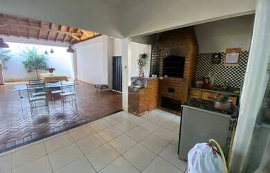 Imagem: A casa possui 3 Dormitórios, 5 Banheiros, 5 Vagas na garagem