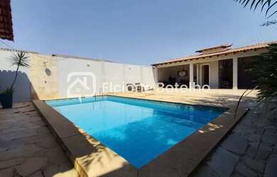 Imagem: A casa possui 3 Dormitórios, 2 Banheiros, 3 Vagas na garagem