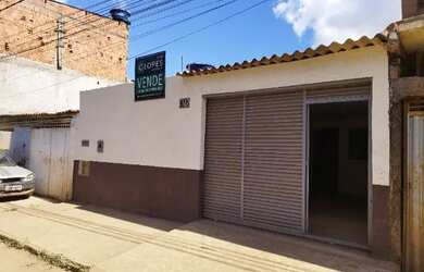 Imagem: A casa possui 3 Dormitórios, 1 Banheiro, 1 Vaga na garagem