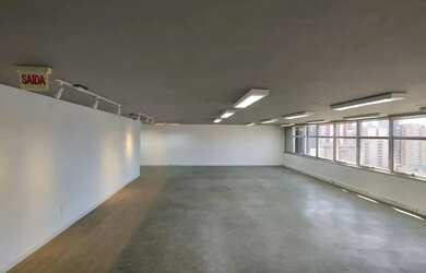 Imagem: O depósito possui 2 Vagas na garagem e 140m² de Área e está