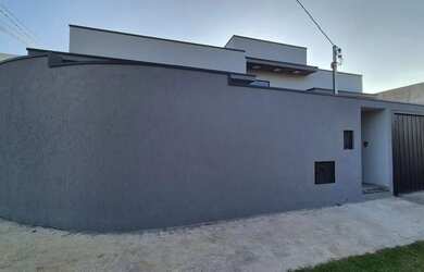 Imagem: A casa possui 3 Dormitórios, 2 Banheiros, 1 Vaga na garagem