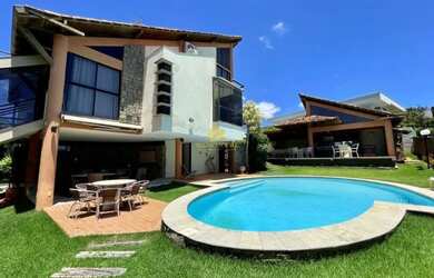 Imagem: A casa possui 4 Dormitórios, 5 Banheiros, 4 Vagas na garagem