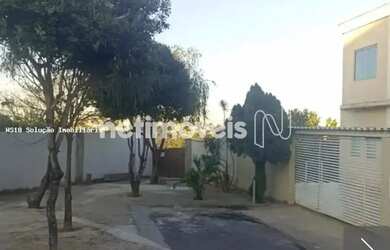 Imagem: A casa possui 2 Dormitórios, 2 Banheiros, 2 Vagas na garagem