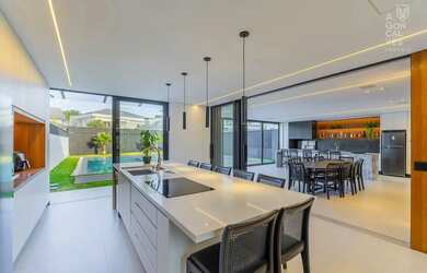 Imagem: A casa possui 3 Dormitórios, 5 Banheiros, 4 Vagas na garagem