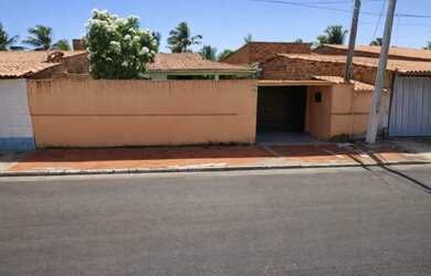 Imagem: A casa possui 3 Dormitórios, 2 Banheiros, 540.000m² de Área