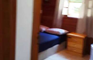 Imagem: A casa possui 3 Dormitórios, Acomodam 8 pessoas, 2 Vagas na