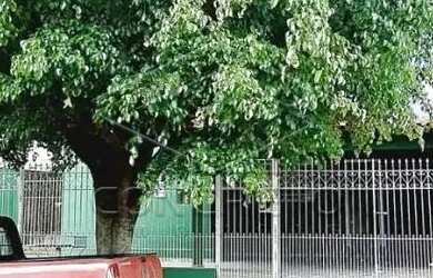 Imagem: A casa possui 3 Dormitórios, 1 Banheiro, 2 Vagas na garagem