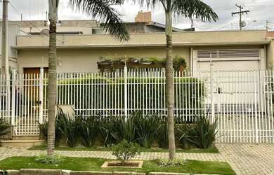 Imagem: A casa possui 3 Dormitórios, 3 Banheiros, 4 Vagas na garagem