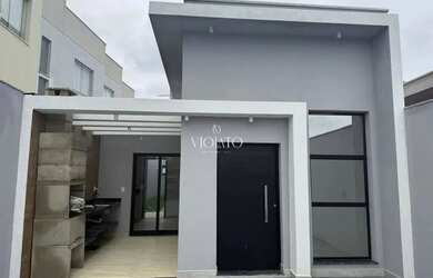 Imagem: A casa possui 3 Dormitórios, 2 Banheiros, 2 Vagas na garagem