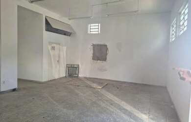 Imagem: O depósito possui 2 Vagas na garagem, 270m² de Área e está