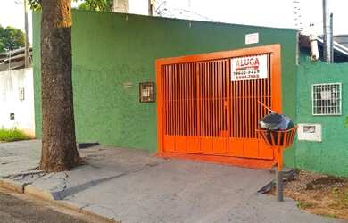 Imagem: A casa possui 2 Dormitórios, 2 Banheiros, 2 Vagas na garagem