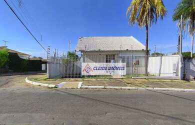 Imagem: A casa possui 4 Dormitórios, 4 Banheiros, 3 Vagas na garagem