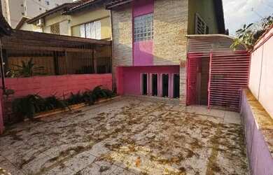 Imagem: A casa possui 4 Dormitórios, 3 Banheiros, 2 Vagas na garagem