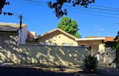 Imagem: A casa possui 1 Dormitório, 1 Banheiro, 1 Vaga na garagem