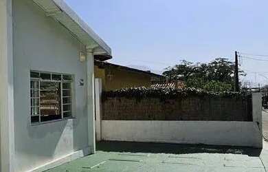 Imagem: A casa possui 2 Dormitórios, 1 Banheiro, 2 Vagas na garagem