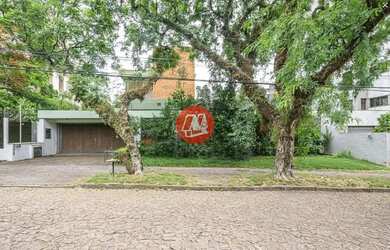 Imagem: A casa possui 3 Dormitórios, 2 Banheiros, 318m² de Área