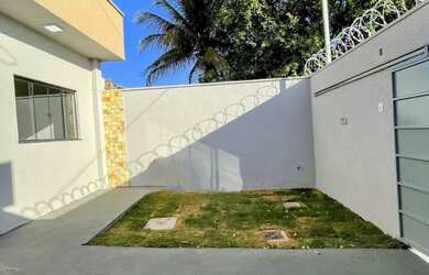 Imagem: A casa possui 3 Dormitórios, 2 Banheiros, 2 Vagas na garagem