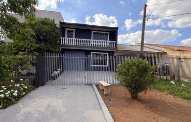 Imagem: A casa possui 5 Dormitórios, 3 Banheiros, 3 Vagas na garagem