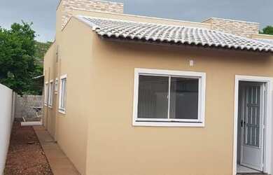 Imagem: A casa possui 2 Dormitórios, 1 Banheiro, 2 Vagas na garagem